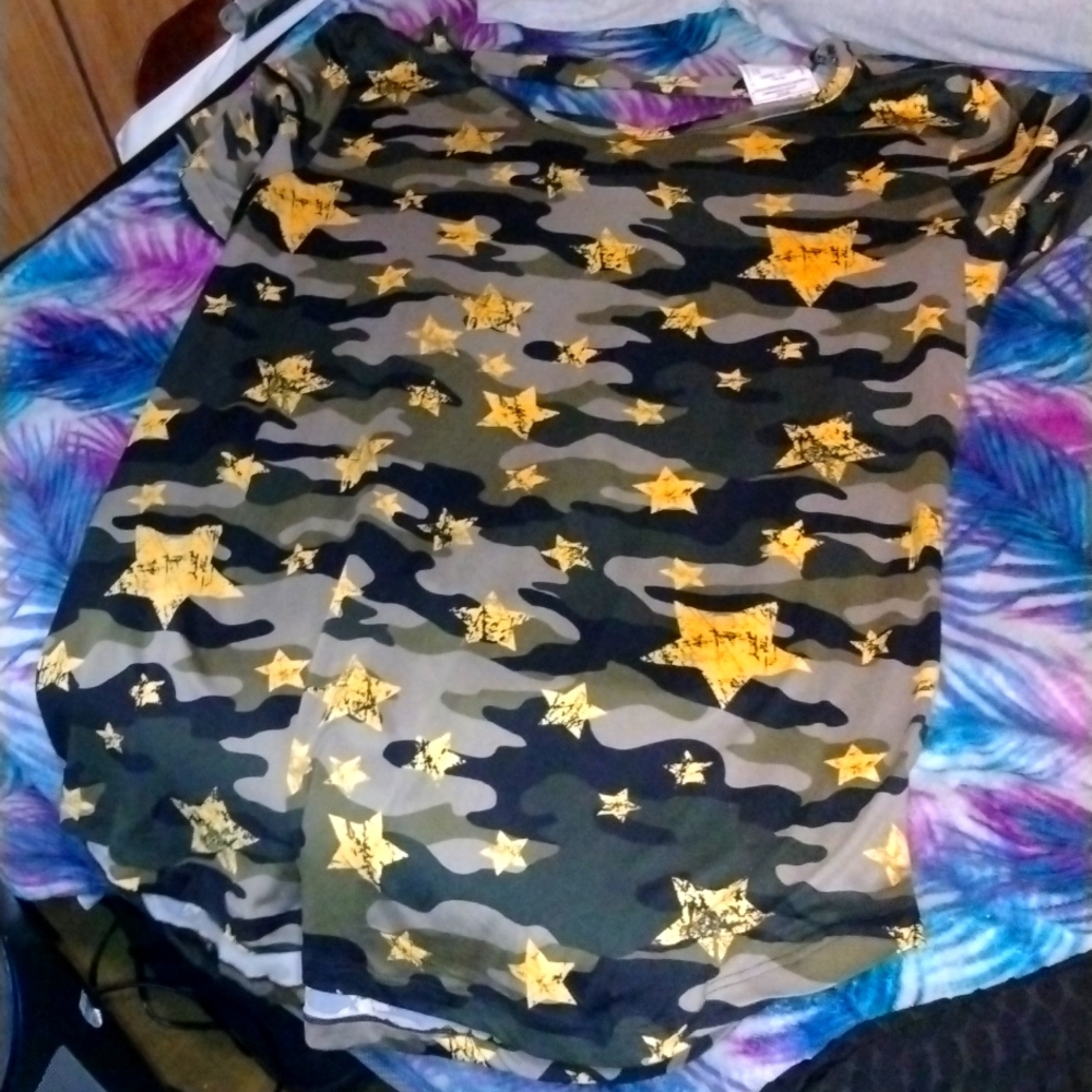 Women's camo star pattern cut out slits on the back of the blouse.  size: 2×